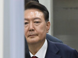 尹錫悦前大統領、執務室に「超大型ベッド」設置…外遊の度にマットレス持参