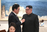 韓国国会議長「７年ぶりですね」金正恩委員長「はい」…握手しながら短い対話
