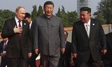 ベンツで天安門に到着した金正恩委員長…式典中は常に習近平の隣で「手厚いもてなし」