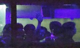 「手錠」はずれ「貸切バス」から手を振る、７日ぶり解放の韓国人たち