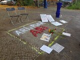 ベルリンの「平和の少女像」結局撤去…抗議する市民が花やプラカード