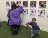 ヒジャブでなでる娘の顔…梨泰院惨事の追悼館にかけられた７人の外国人犠牲者の写真