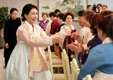 李在明大統領夫人、日本在住の韓国人女性と韓服茶話会…「献身忘れない」